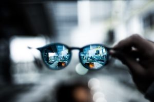 Kto powinien nosić okulary z filtrem światła niebieskiego?