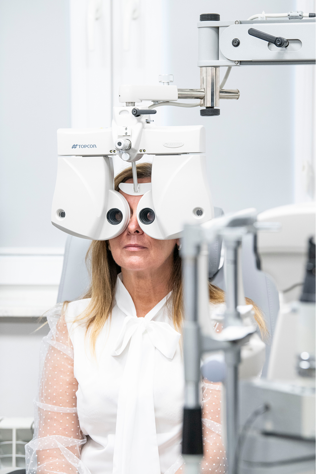 Kobieta podczas profesjonalnego badania wzroku.