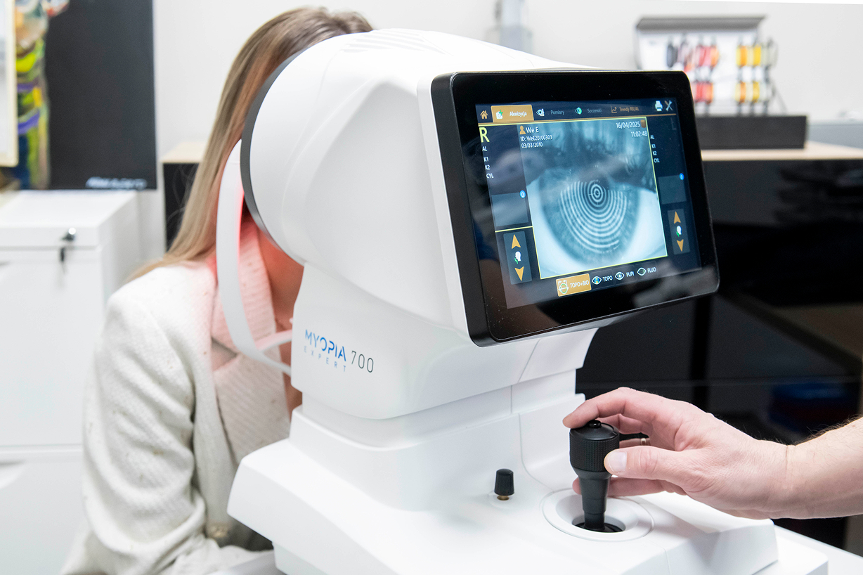 Kobieta podczas badania wzroku.