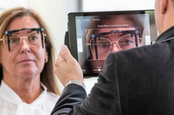 Badanie wzroku przeprowadzane za pomocą tableta i programu firmy SEIKO.
