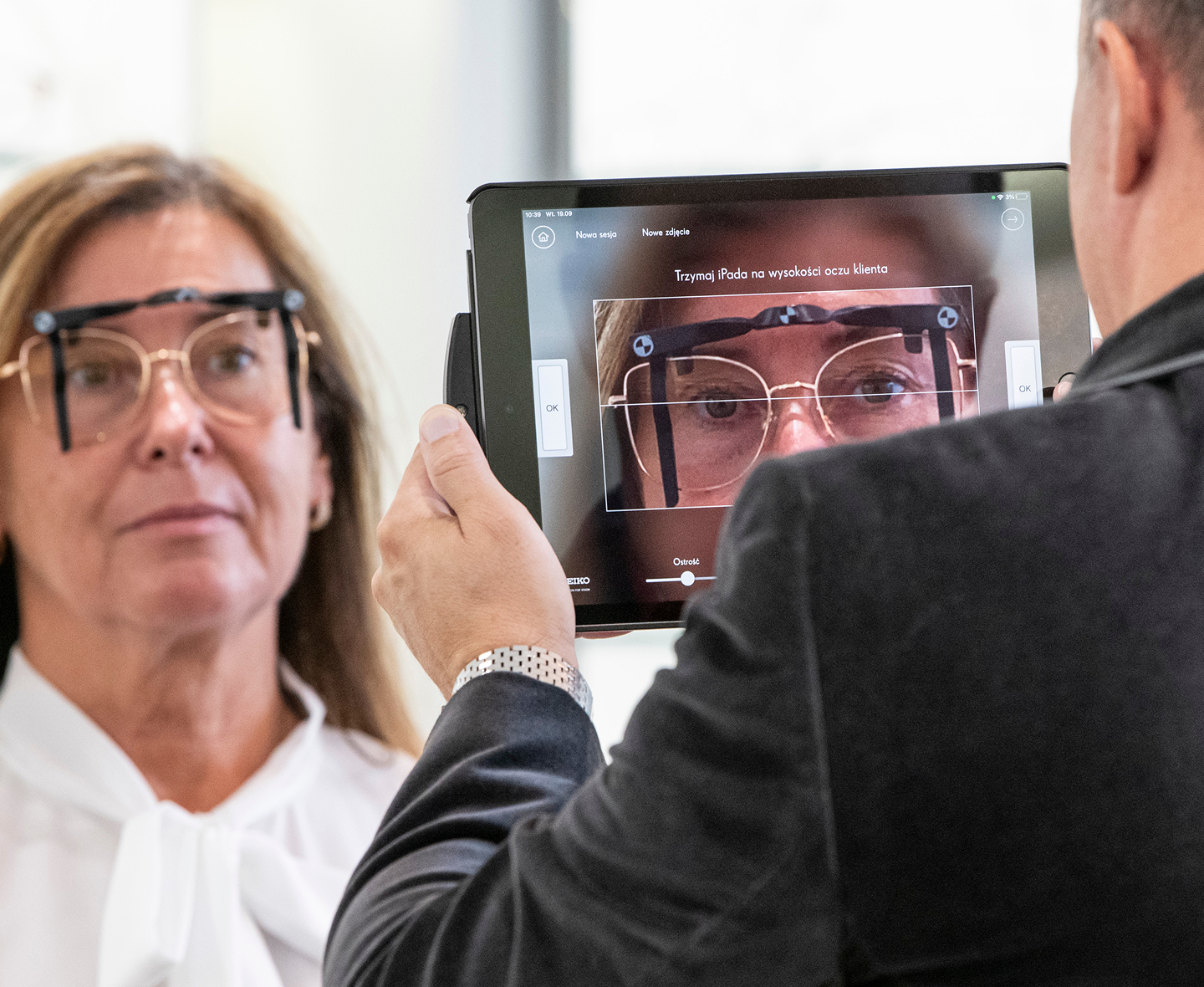 Badanie wzroku przeprowadzane za pomocą tableta i programu firmy SEIKO.
