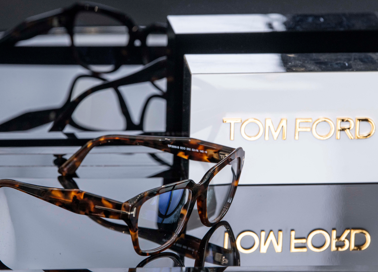 Ekspozycja okularów korekcyjnych marki Tom Ford.