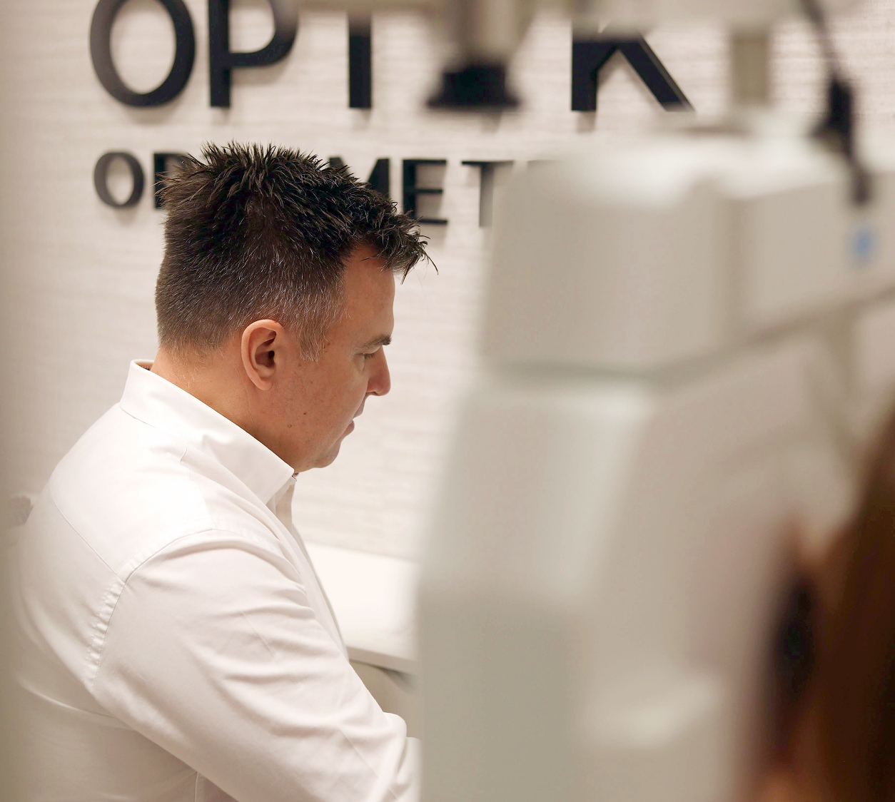 Optometrysta podczas pracy w swoim gabinecie.