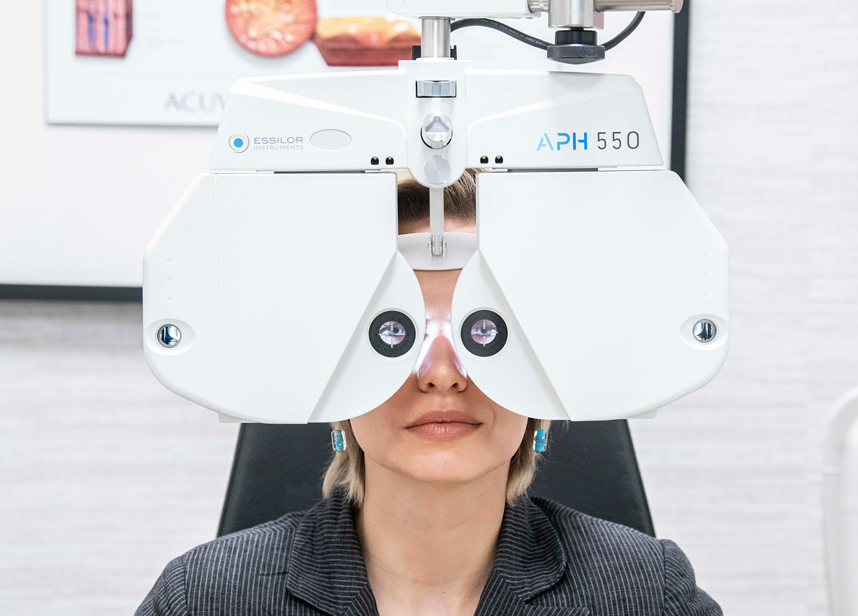 Kobieta podczas badania wzroku na specjalistycznym urządzeniu.