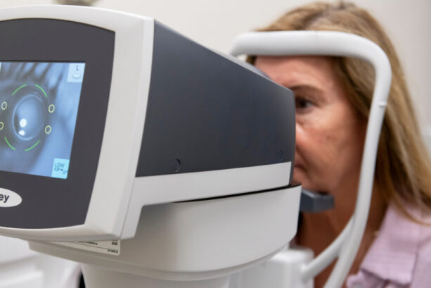 Kobieta podczas badania wzroku.