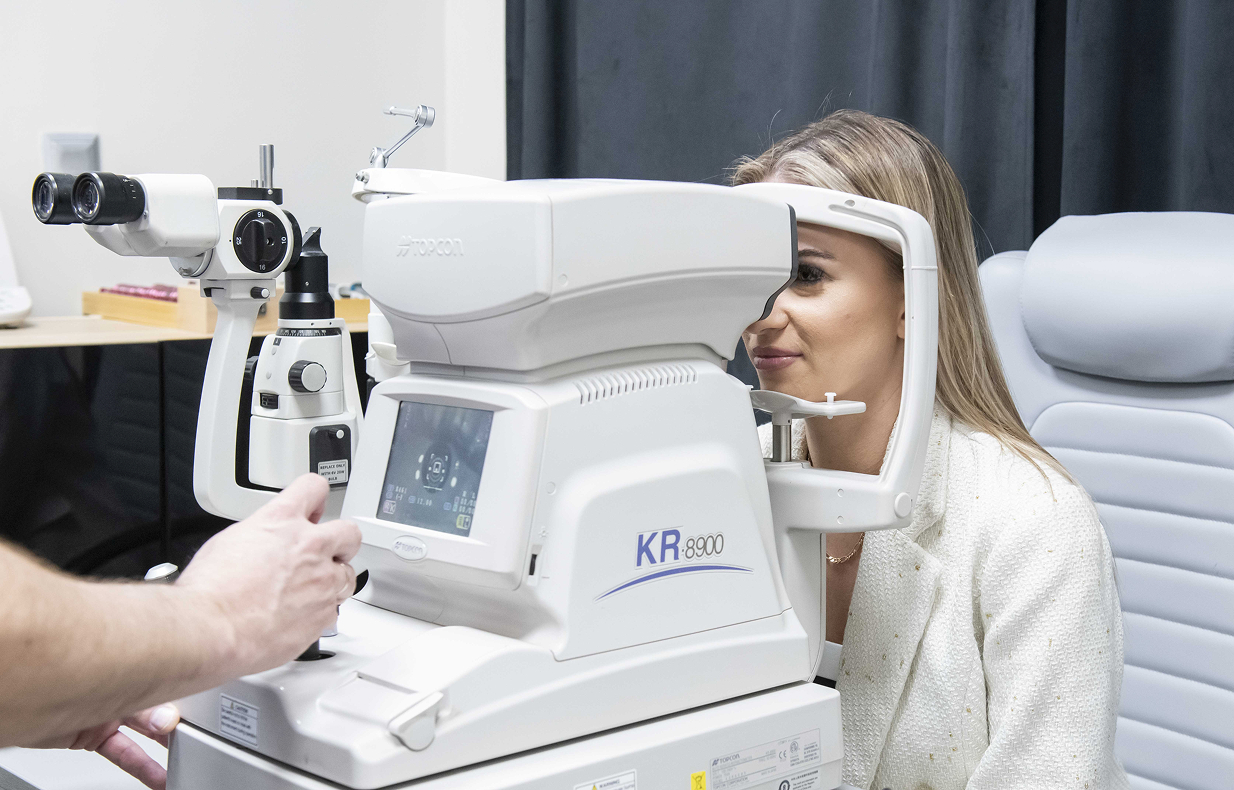 Kobieta podczas badania wzroku w gabinecie okulistycznym.