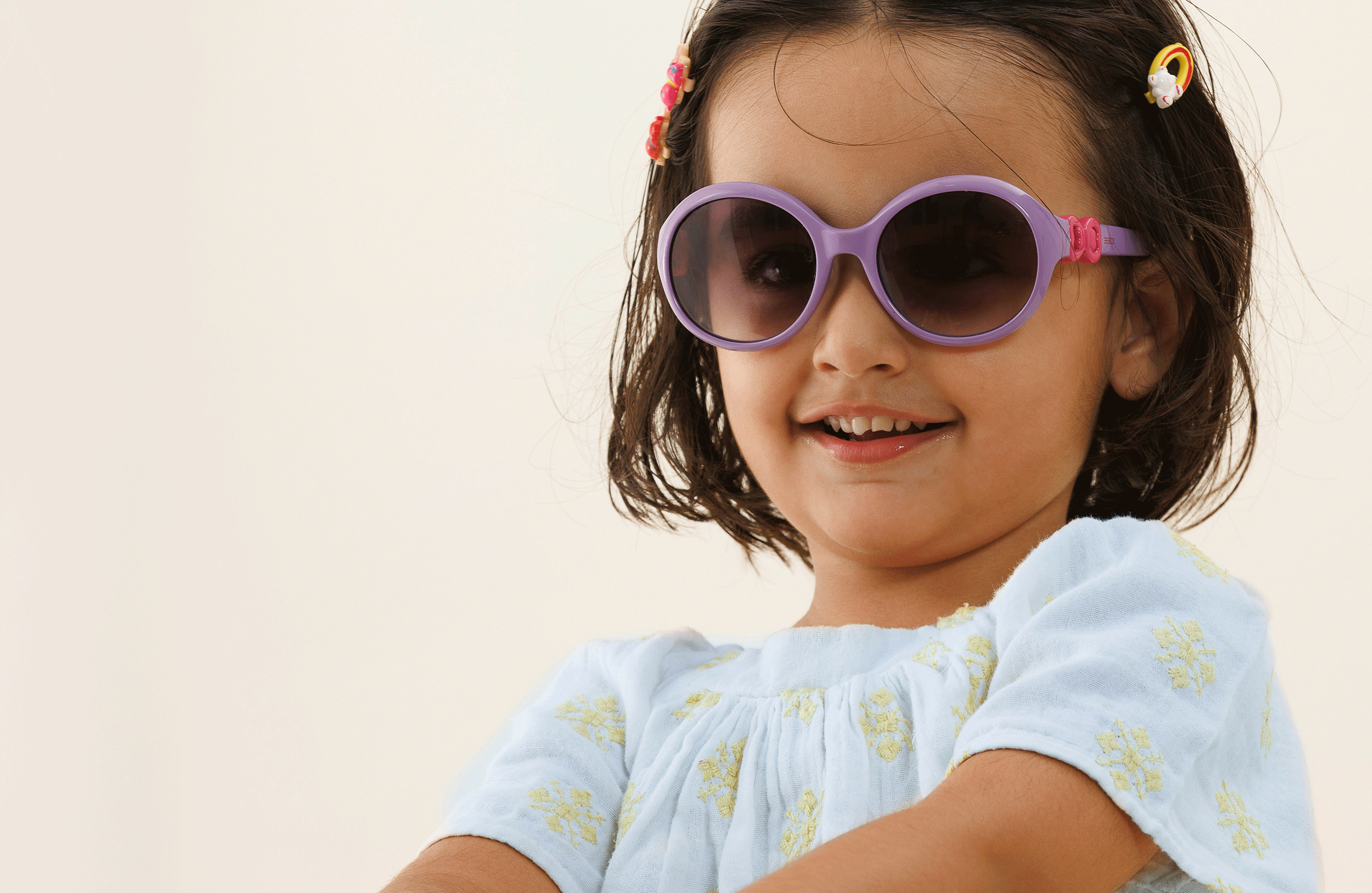 Dziewczynka w okularach przeciwsłonecznych.