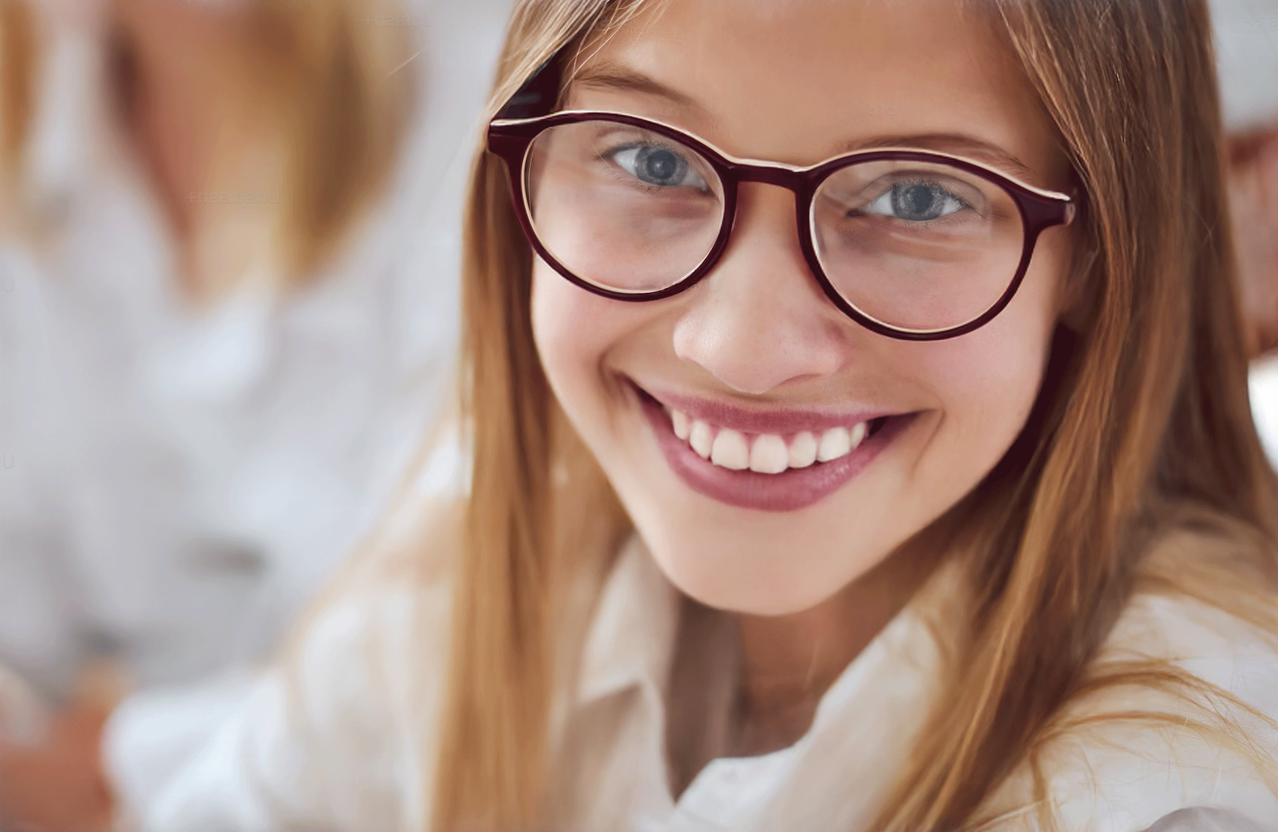 Dziewczynka w okularach korekcyjnych.