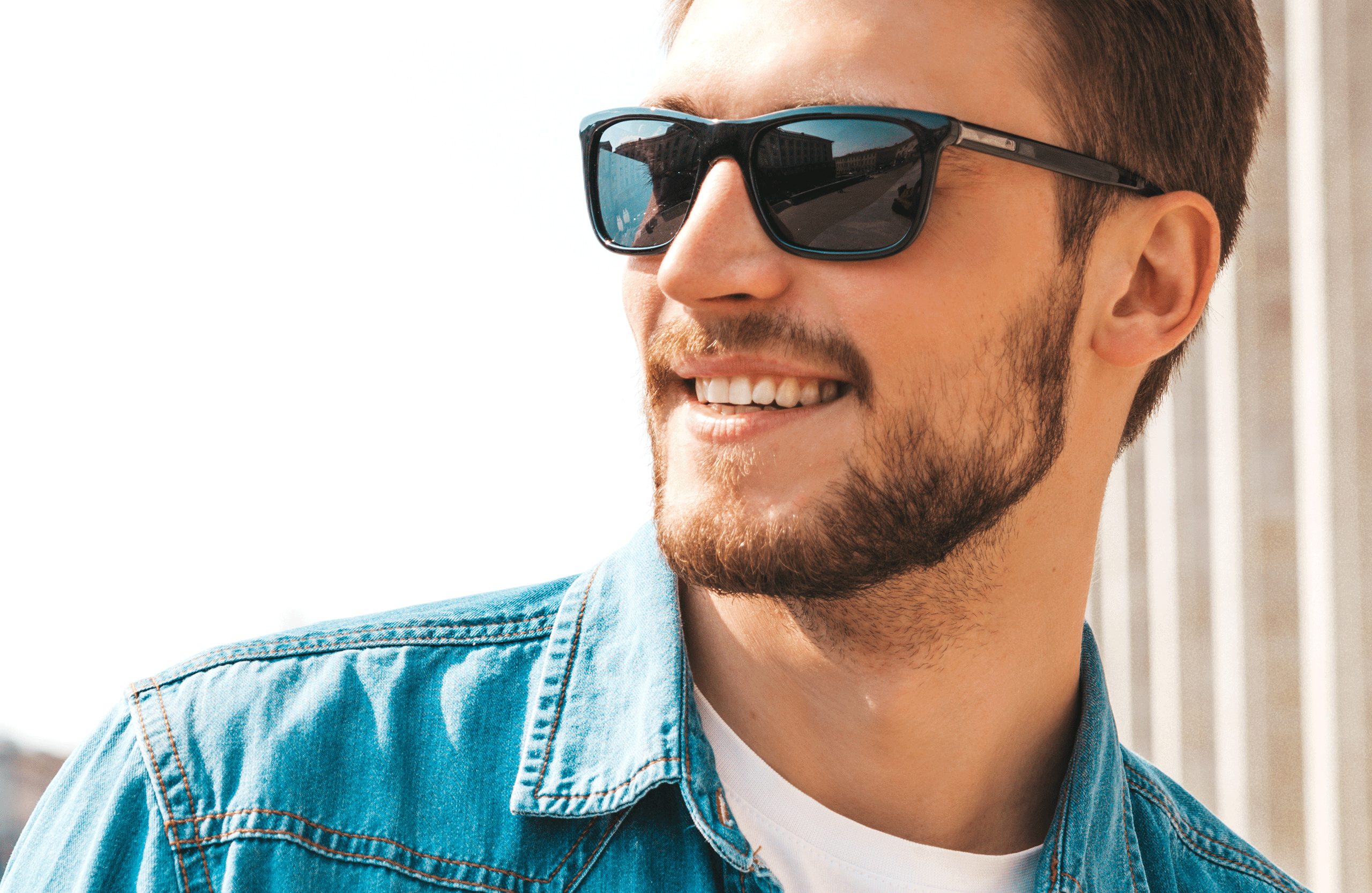 Mężczyzna w okularach przeciwsłonecznych.